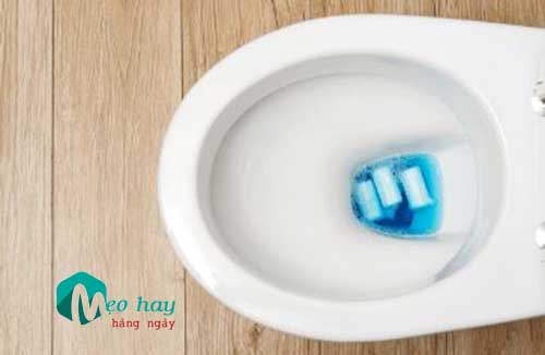 cach-thong-bon-cau-bi-tac-bang-ve-sinh-nhanh-khong-can-goi-tho3