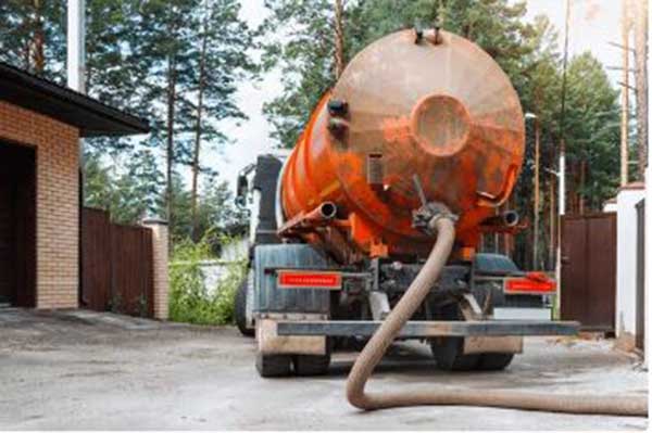 Vì sao nhiều người hút bể phốt lần đầu thường “mất tiền oan”?